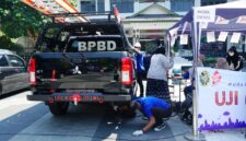 Petugas menguji opasitas gas buang mobil dinas BPBD Kota Yogyakarta jenis Mitsubishi Triton dalam program uji emisi gratis di Kompleks Balai Kota Yogyakarta, Selasa (22/9/2026).