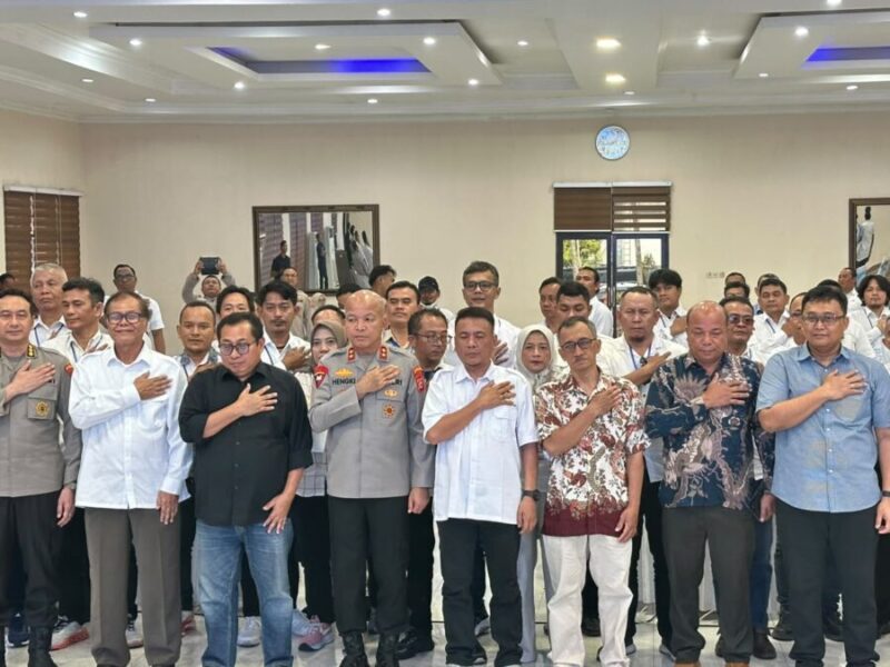Kapolda Banten Irjen Pol. Hengki Ketua PWI Provinsi Banten Rian Nopandra bersama pengurus PWI dan puluhan jurnalis