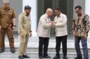 Gubernur Banten Andra Soni menerima kunjungan Direktur Utama Telkom Akses Irphan Wijaya beserta jajaran Komisaris dan Direksi di Gedung Negara Provinsi Banten, Serang, Selasa (22/9/2026), membahas koordinasi penataan jaringan utilitas kabel udara sejalan dengan program Indonesia Asri, Aman, Sehat, Resik, dan Indah. (Foto: Adpim Banten)