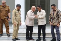 Gubernur Banten Andra Soni menerima kunjungan Direktur Utama Telkom Akses Irphan Wijaya beserta jajaran Komisaris dan Direksi di Gedung Negara Provinsi Banten, Serang, Selasa (22/9/2026), membahas koordinasi penataan jaringan utilitas kabel udara sejalan dengan program Indonesia Asri, Aman, Sehat, Resik, dan Indah. (Foto: Adpim Banten)