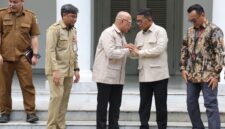 Gubernur Banten Andra Soni menerima kunjungan Direktur Utama Telkom Akses Irphan Wijaya beserta jajaran Komisaris dan Direksi di Gedung Negara Provinsi Banten, Serang, Selasa (22/9/2026), membahas koordinasi penataan jaringan utilitas kabel udara sejalan dengan program Indonesia Asri, Aman, Sehat, Resik, dan Indah. (Foto: Adpim Banten)
