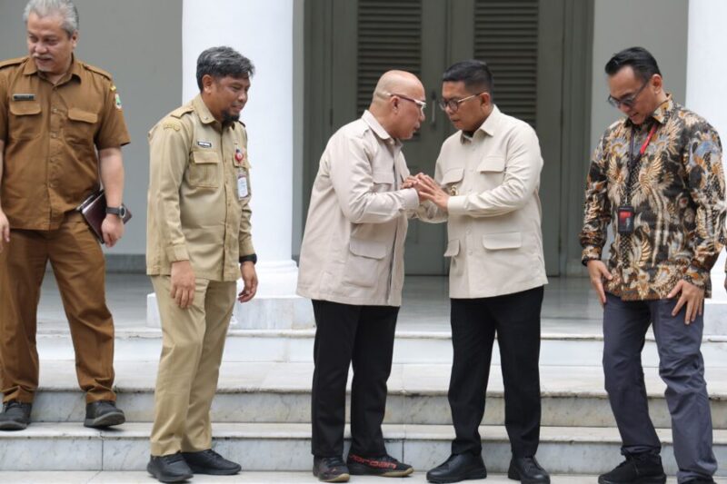 Gubernur Banten Andra Soni menerima kunjungan Direktur Utama Telkom Akses Irphan Wijaya beserta jajaran Komisaris dan Direksi di Gedung Negara Provinsi Banten, Serang, Selasa (22/9/2026), membahas koordinasi penataan jaringan utilitas kabel udara sejalan dengan program Indonesia Asri, Aman, Sehat, Resik, dan Indah. (Foto: Adpim Banten)