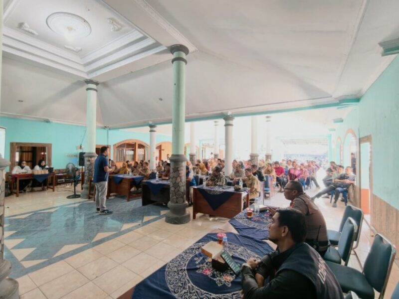 Perwakilan Satgaswil DIY Densus 88 Antiteror Polri memberikan pengarahan di hadapan pemerintah kalurahan dan warga dalam rangkaian kegiatan penyaluran bantuan air bersih di Kedungpoh