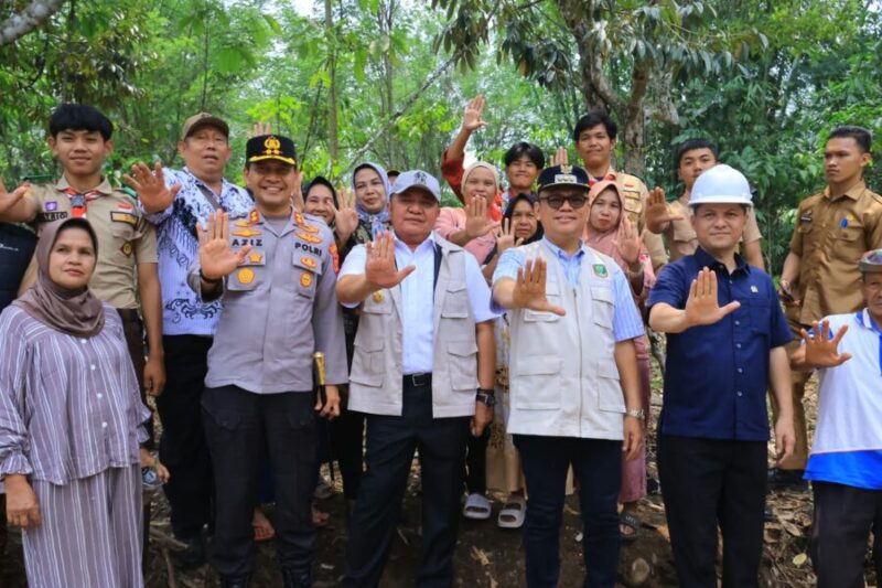 Gubernur Sumsel bersama Bupati Empat Lawang, Forkopimda, dan warga mengangkat lima jari saat melakukan kunjungan groundbreaking pembangunan Jembatan Seleman Ulu di Muara Pinang, Empat Lawang