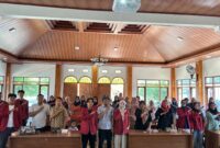 Foto tim HIMASEPTA UMY melakukan asesmen kepada warga Garongan, Panjatan, Kulon Progo untuk potensi lokal Garongan dengan produksi kelapa