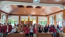 Foto tim HIMASEPTA UMY melakukan asesmen kepada warga Garongan, Panjatan, Kulon Progo untuk potensi lokal Garongan dengan produksi kelapa