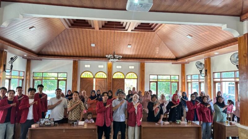 Foto tim HIMASEPTA UMY melakukan asesmen kepada warga Garongan, Panjatan, Kulon Progo untuk potensi lokal Garongan dengan produksi kelapa