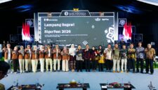 Para pemangku kepentingan dan tamu undangan berfoto bersama dalam pembukaan acara Lampung Begawi x SigerFest 2026 di Lampung City Mall