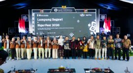 Para pemangku kepentingan dan tamu undangan berfoto bersama dalam pembukaan acara Lampung Begawi x SigerFest 2026 di Lampung City Mall
