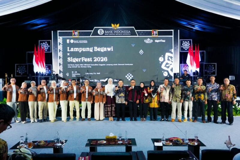 Para pemangku kepentingan dan tamu undangan berfoto bersama dalam pembukaan acara Lampung Begawi x SigerFest 2026 di Lampung City Mall
