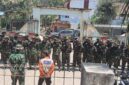 Tim gabungan TNI dan BPBD mendengarkan arahan sebelum meneruskan operasi pemadaman kebakaran hutan dan lahan di kawasan Perhutani Kaliguwo-Kaliwiro, Wonosobo
