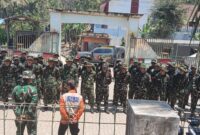 Tim gabungan TNI dan BPBD mendengarkan arahan sebelum meneruskan operasi pemadaman kebakaran hutan dan lahan di kawasan Perhutani Kaliguwo-Kaliwiro, Wonosobo