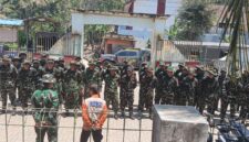 Tim gabungan TNI dan BPBD mendengarkan arahan sebelum meneruskan operasi pemadaman kebakaran hutan dan lahan di kawasan Perhutani Kaliguwo-Kaliwiro, Wonosobo