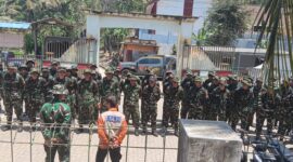 Tim gabungan TNI dan BPBD mendengarkan arahan sebelum meneruskan operasi pemadaman kebakaran hutan dan lahan di kawasan Perhutani Kaliguwo-Kaliwiro, Wonosobo