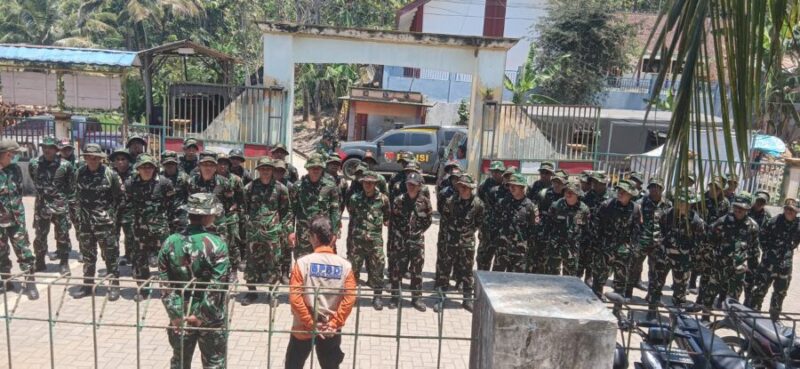 Tim gabungan TNI dan BPBD mendengarkan arahan sebelum meneruskan operasi pemadaman kebakaran hutan dan lahan di kawasan Perhutani Kaliguwo-Kaliwiro, Wonosobo