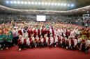 Ketua Umum TP PKK sekaligus Ketua Umum Perwosi Tri Tito Karnavian berfoto bersama jajaran pengurus dan para peserta usai membuka Lomba Senam Kreasi Nasional Tahun 2026 di GOR Soemantri, Jakarta, Rabu (23/9/2026).