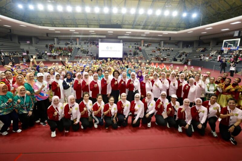 Ketua Umum TP PKK sekaligus Ketua Umum Perwosi Tri Tito Karnavian berfoto bersama jajaran pengurus dan para peserta usai membuka Lomba Senam Kreasi Nasional Tahun 2026 di GOR Soemantri, Jakarta, Rabu (23/9/2026).