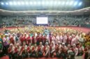 Seluruh kontingen dan jajaran panitia Lomba Senam Kreasi Nasional 2026 berfoto bersama saat acara pembukaan di GOR Soemantri Brodjonegoro