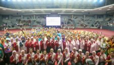 Seluruh kontingen dan jajaran panitia Lomba Senam Kreasi Nasional 2026 berfoto bersama saat acara pembukaan di GOR Soemantri Brodjonegoro