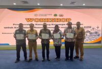 Jajaran DPPKB Kota Bekasi berfoto bersama usai menerima lima penghargaan dari tujuh kategori apresiasi Program Pengendalian Penduduk yang diberikan BKKBN Provinsi Jawa Barat, dalam workshop yang berlangsung 22–23 September 2026 di Kantor BAPPEDA Provinsi Jawa Barat.