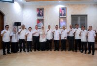 Gubernur Banten Andra Soni foto bersama jajaran Pemprov Banten usai pembahasan Rancangan Pergub tentang Corporate University di Gedung Negara Provinsi Banten