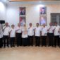Gubernur Banten Andra Soni foto bersama jajaran Pemprov Banten usai pembahasan Rancangan Pergub tentang Corporate University di Gedung Negara Provinsi Banten