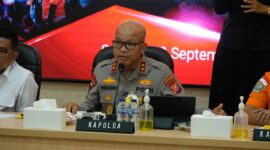 Kapolda Banten Irjen Pol Hengki menyampaikan keterangan pers terkait hasil identifikasi salah satu korban kapal Arupadhatu 1 yang hilang kontak di perairan Selat Sunda, Rabu (23/9/2026).