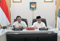 Menteri Dalam Negeri Muhammad Tito Karnavian selaku Ketua Satgas PRR Pascabencana Sumatera bersama Menteri Pendidikan Dasar dan Menengah Abdul Mu'ti memimpin rapat koordinasi pemulihan fasilitas pendidikan pascabencana.