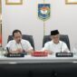 Menteri Dalam Negeri Muhammad Tito Karnavian selaku Ketua Satgas PRR Pascabencana Sumatera bersama Menteri Pendidikan Dasar dan Menengah Abdul Mu'ti memimpin rapat koordinasi pemulihan fasilitas pendidikan pascabencana.