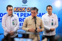 Menteri Ketenagakerjaan Yassierli menyampaikan keterangan kepada wartawan usai Kick Off Program Pemagangan Lulusan Perguruan Tinggi Batch 2 Angkatan II di Gedung Vokasi Kemnaker, Jakarta.