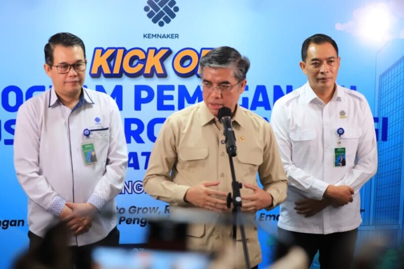 Menteri Ketenagakerjaan Yassierli menyampaikan keterangan kepada wartawan usai Kick Off Program Pemagangan Lulusan Perguruan Tinggi Batch 2 Angkatan II di Gedung Vokasi Kemnaker, Jakarta.
