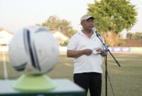 Bupati Sleman Harda Kiswaya memberikan sambutan saat pembukaan Liga Seri A Askab PSSI Sleman 2026 di Lapangan Jangkang, Widodomartani, Ngemplak, Selasa (22/9/2026).