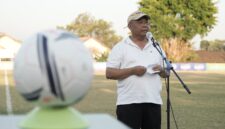 Bupati Sleman Harda Kiswaya memberikan sambutan saat pembukaan Liga Seri A Askab PSSI Sleman 2026 di Lapangan Jangkang, Widodomartani, Ngemplak, Selasa (22/9/2026).