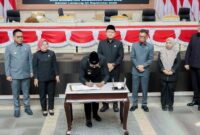 Penandatanganan persetujuan bersama Raperda Perubahan APBD Provinsi Lampung Tahun Anggaran 2026 dalam Rapat Paripurna DPRD Provinsi Lampung, Bandar Lampung, Rabu (23/9/2026).