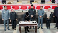 Penandatanganan persetujuan bersama Raperda Perubahan APBD Provinsi Lampung Tahun Anggaran 2026 dalam Rapat Paripurna DPRD Provinsi Lampung, Bandar Lampung, Rabu (23/9/2026).