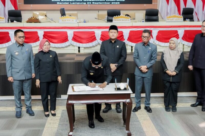 Penandatanganan persetujuan bersama Raperda Perubahan APBD Provinsi Lampung Tahun Anggaran 2026 dalam Rapat Paripurna DPRD Provinsi Lampung, Bandar Lampung, Rabu (23/9/2026).