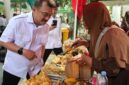 Wakil Wali Kota Bekasi Abdul Harris Bobihoe memilih aneka gorengan yang dijajakan pelaku UMKM saat berkeliling stan.