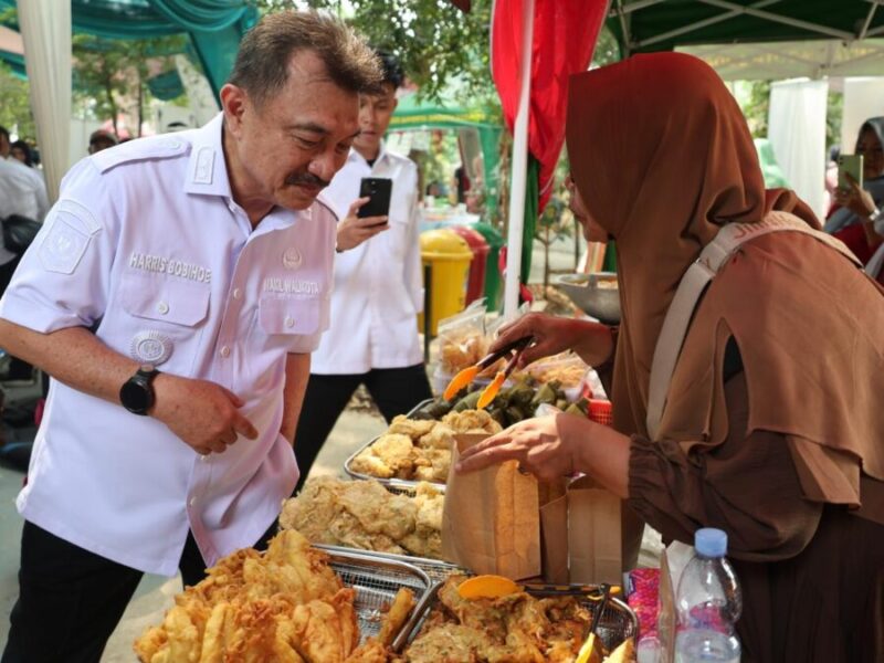 Wakil Wali Kota Bekasi Abdul Harris Bobihoe memilih aneka gorengan yang dijajakan pelaku UMKM saat berkeliling stan.