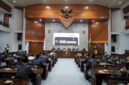 Rapat Paripurna DPRD Kabupaten Bandung yang dihadiri anggota dewan dan jajaran pemerintah daerah di ruang sidang paripurna.