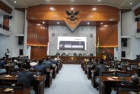 Rapat Paripurna DPRD Kabupaten Bandung yang dihadiri anggota dewan dan jajaran pemerintah daerah di ruang sidang paripurna.