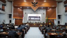 Rapat Paripurna DPRD Kabupaten Bandung yang dihadiri anggota dewan dan jajaran pemerintah daerah di ruang sidang paripurna.