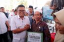 Gubernur Banten Andra Soni bersalaman dengan warga penerima bantuan sarana prasarana tempat peribadatan senilai Rp10 juta dalam peresmian serentak di Kemanisan.