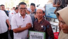 Gubernur Banten Andra Soni bersalaman dengan warga penerima bantuan sarana prasarana tempat peribadatan senilai Rp10 juta dalam peresmian serentak di Kemanisan.