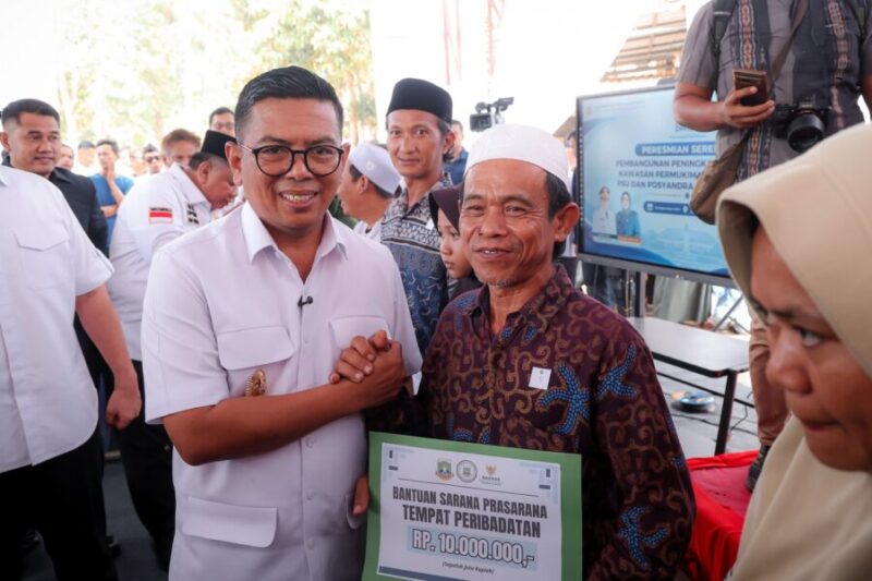 Gubernur Banten Andra Soni bersalaman dengan warga penerima bantuan sarana prasarana tempat peribadatan senilai Rp10 juta dalam peresmian serentak di Kemanisan.