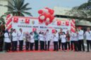 Rahmat Mirzani Djausal bersama Ketua PMI Provinsi Lampung Purnama Wulan Sari Mirza dan jajaran melepas balon ke udara saat Peringatan HUT ke-81 PMI