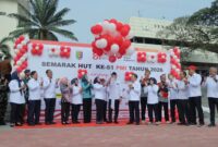 Rahmat Mirzani Djausal bersama Ketua PMI Provinsi Lampung Purnama Wulan Sari Mirza dan jajaran melepas balon ke udara saat Peringatan HUT ke-81 PMI