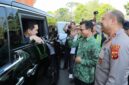 Dadang Supriatna didampingi Kapolda Jawa Barat Irjen Pol Pipit Rismanto menyambut kedatangan Menteri Pemuda