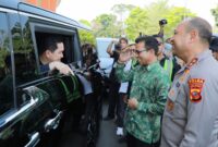 Dadang Supriatna didampingi Kapolda Jawa Barat Irjen Pol Pipit Rismanto menyambut kedatangan Menteri Pemuda