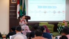 Aryanto, Supply Chain Spesialist PT Bio Farma (Persero) saat memberikan materi dalam kegiatan Workshop Logistics and Supply Chain Management yang diselenggarakan oleh UMY dan NUS