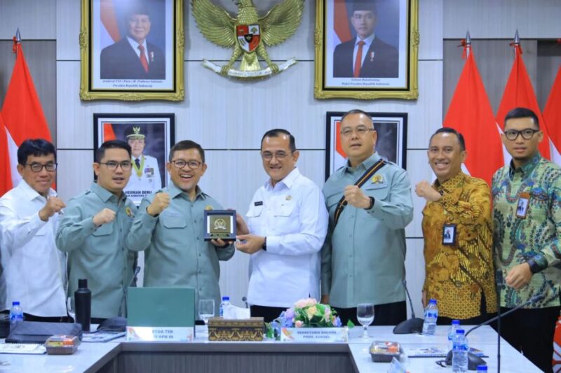 Sekda Provinsi Sumatera Selatan Edward Candra menerima cendera mata dari Ketua Tim Badan Aspirasi Masyarakat (BAM) DPR RI dalam pertemuan terkait hubungan industrial di Ruang Rapat Bina Praja, Palembang, Rabu (23/9/2026).